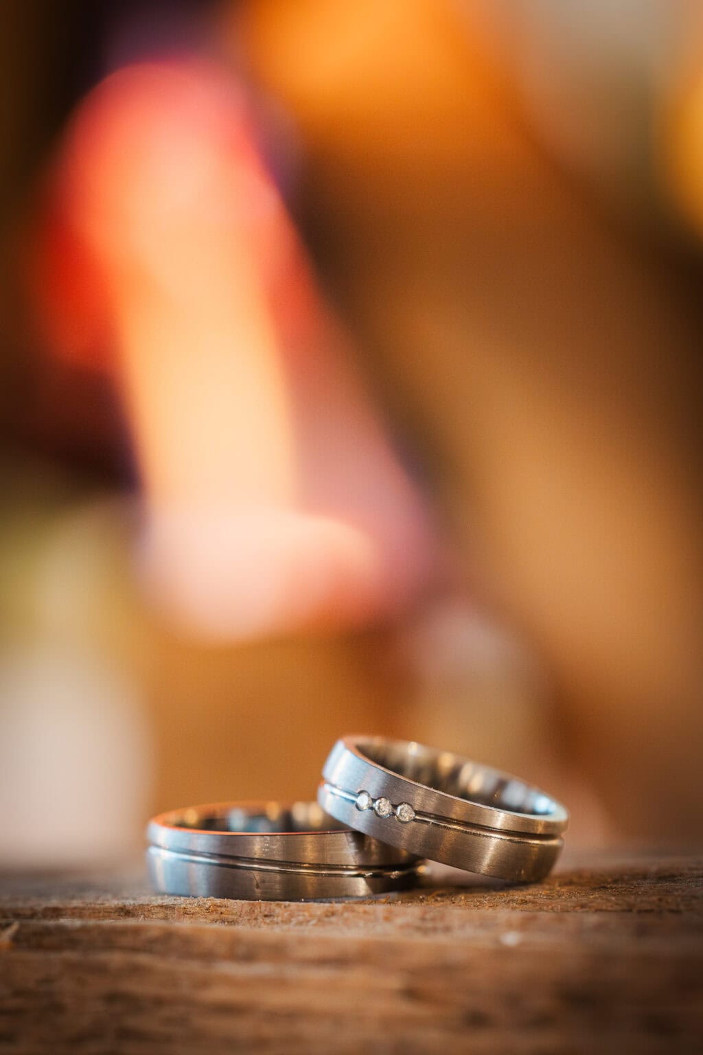 hochzeit badschallerbach ringe vor feuer makro