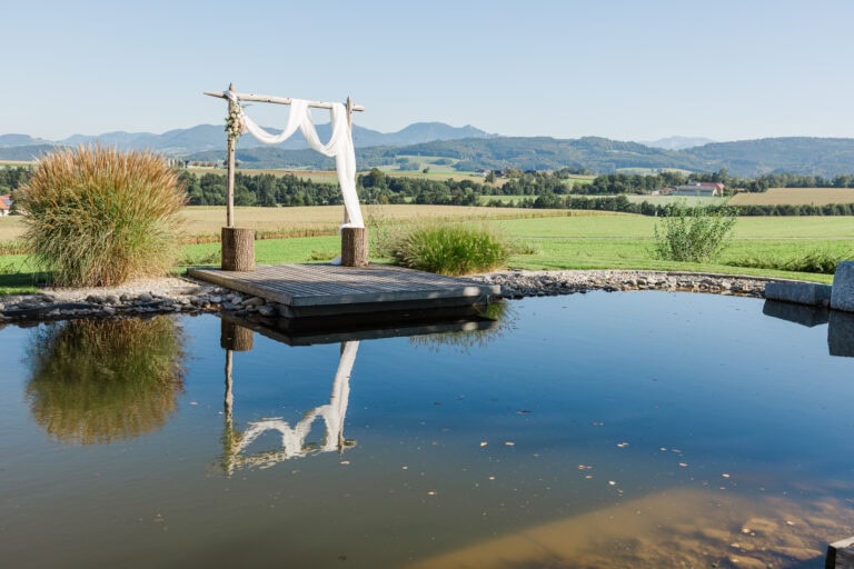 hochzeit grafhaidergut teich trauung 01