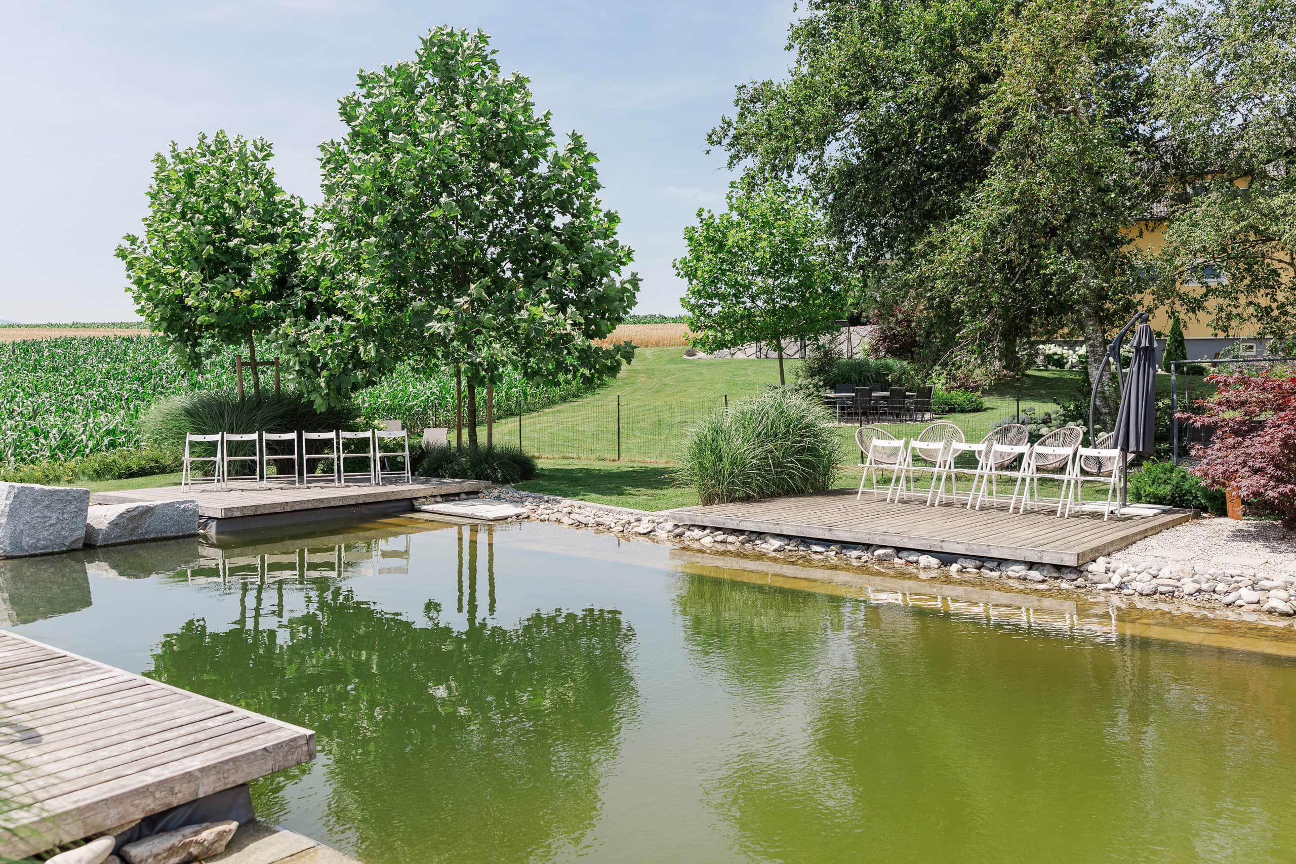 hochzeit grafhaidergut teich trauung 02