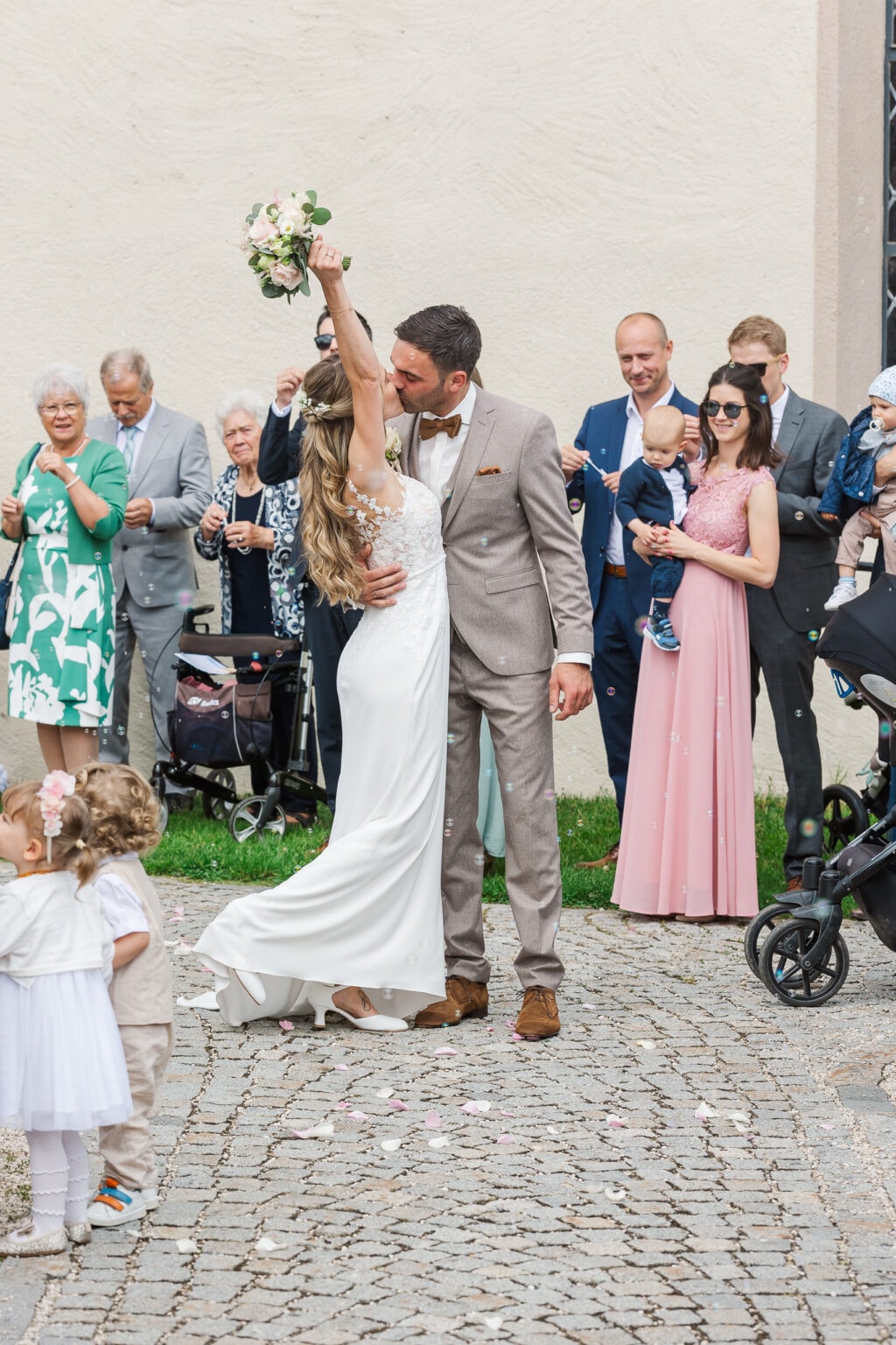 hochzeit kirche hoersching auszug spalier