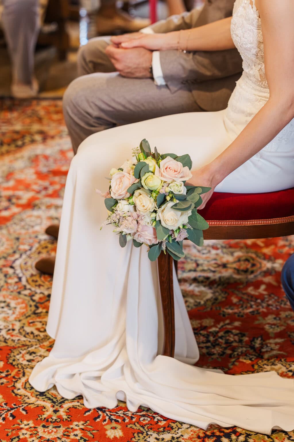 hochzeit kirche hoersching braut mit strauss