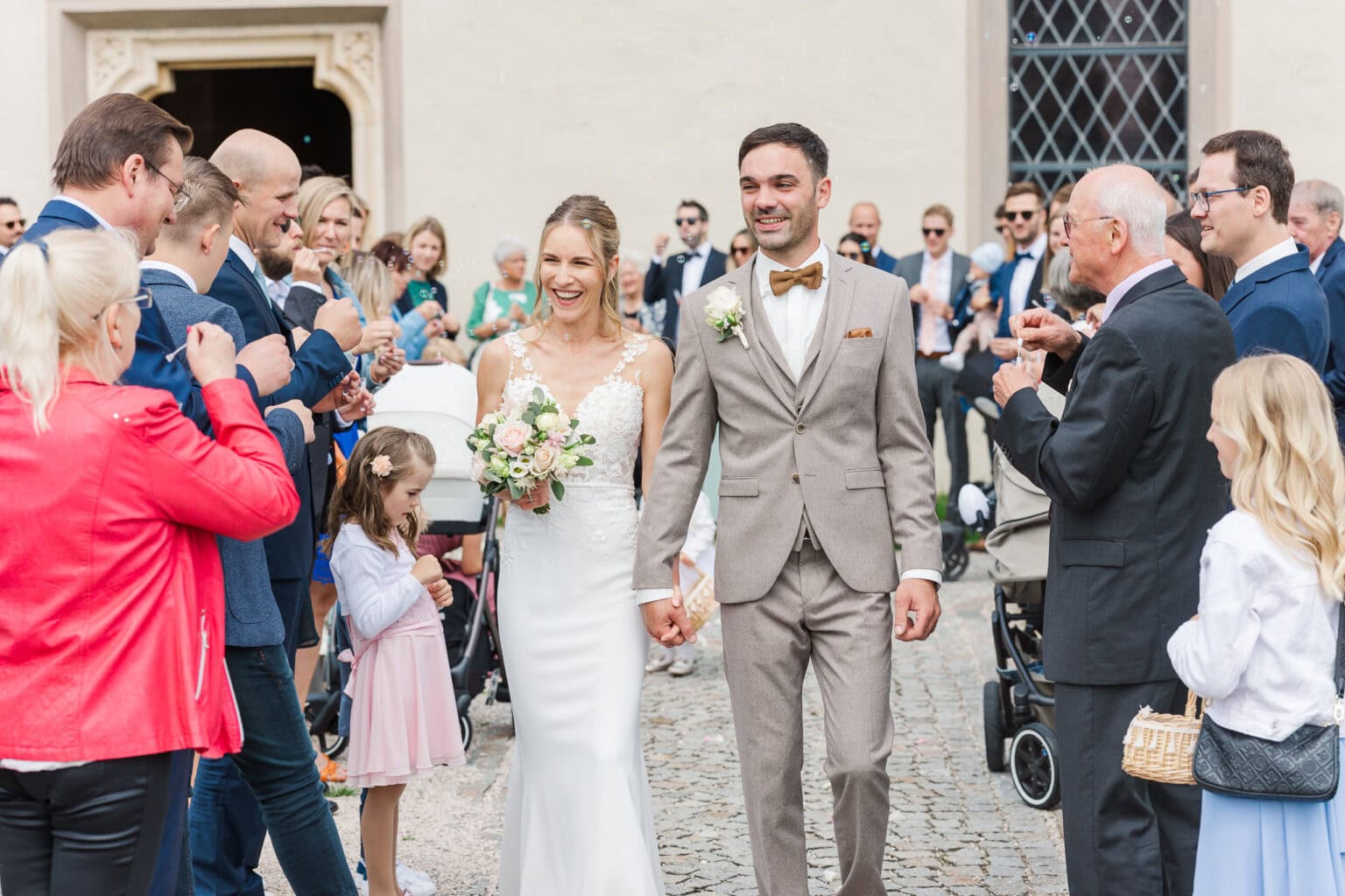 hochzeit kirche hoersching brautpaar mit gaesten