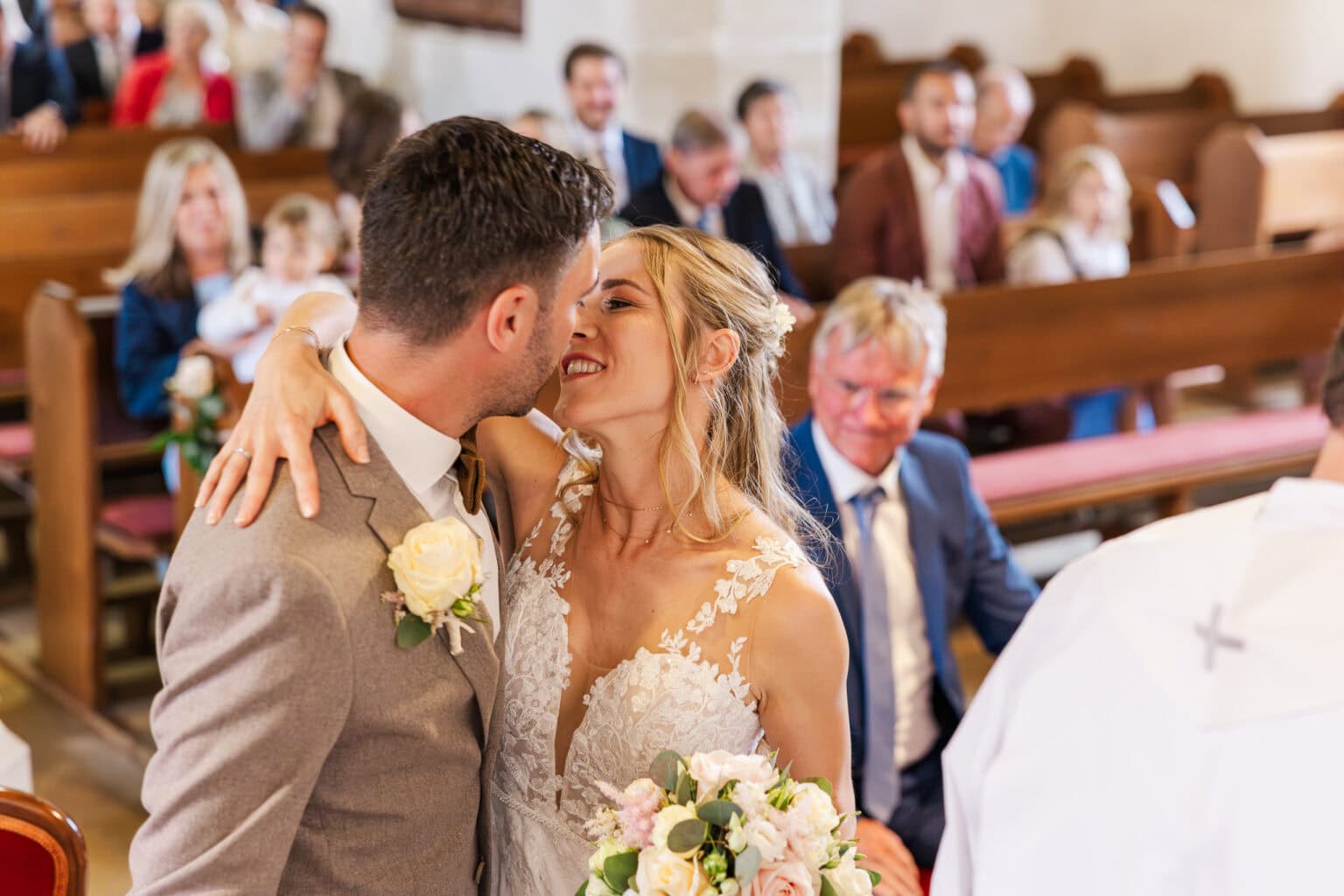 hochzeit kirche hoersching erster kuss