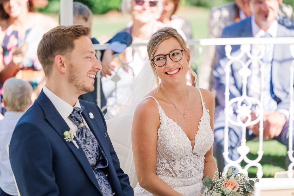 Lächelndes Hochzeitspaar bei der Zeremonie