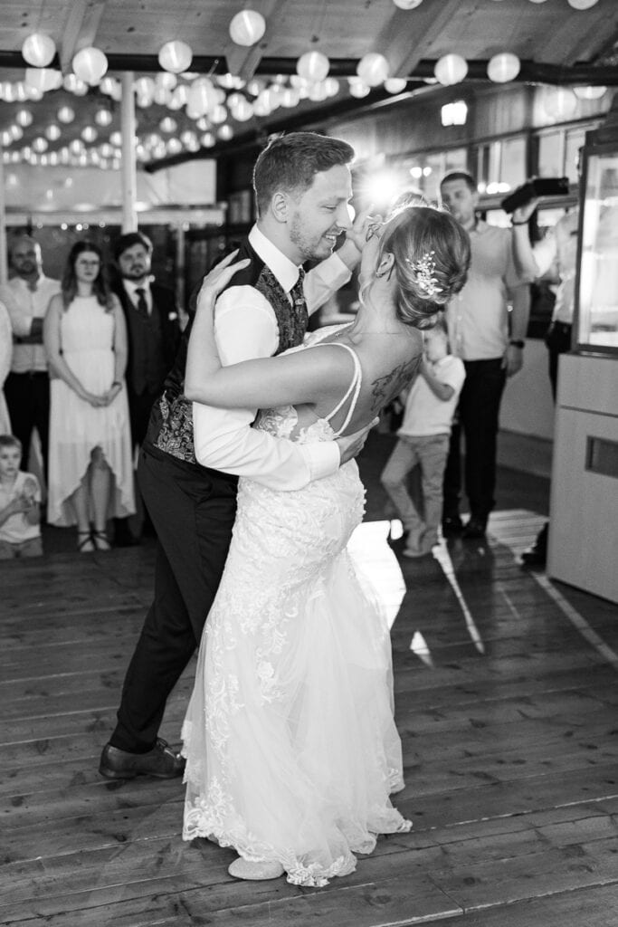 Brautpaar tanzt bei der Hochzeit