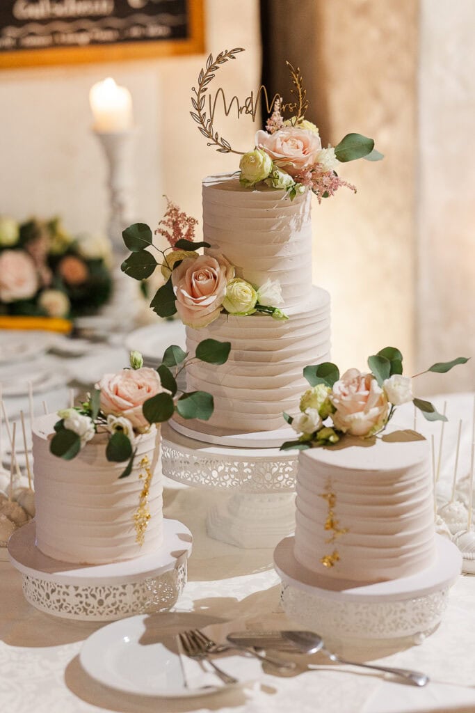 Hochzeitstorte mit Blumen und Dekoration