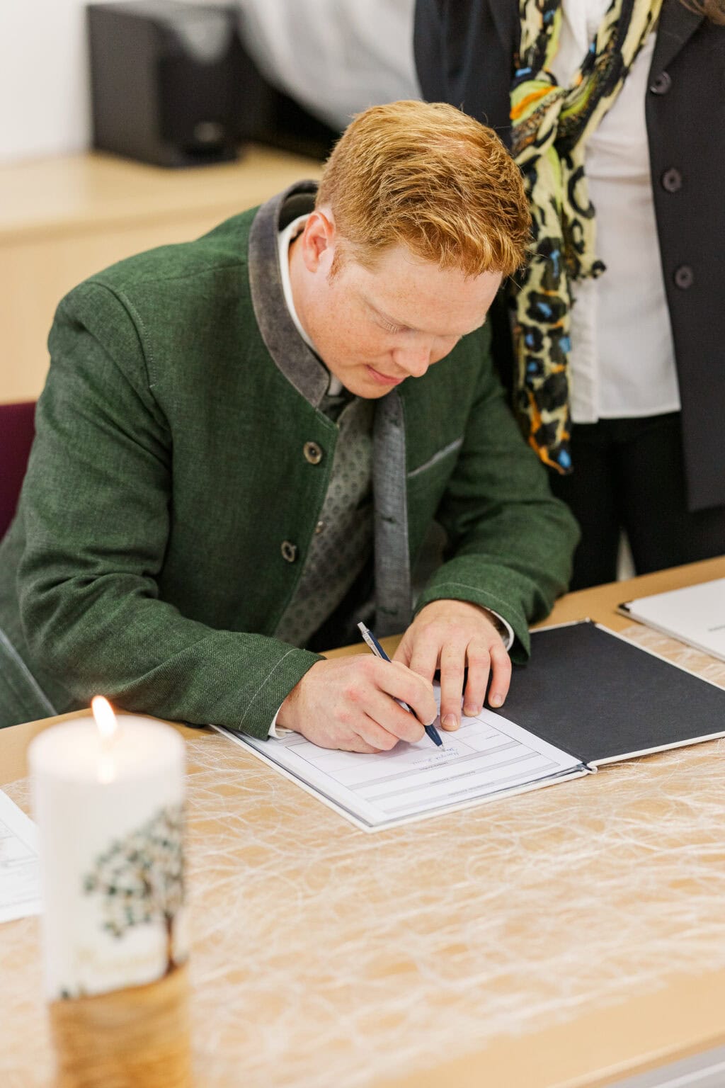 hochzeit marienkirchen standesamt braeutigam unterschreibt
