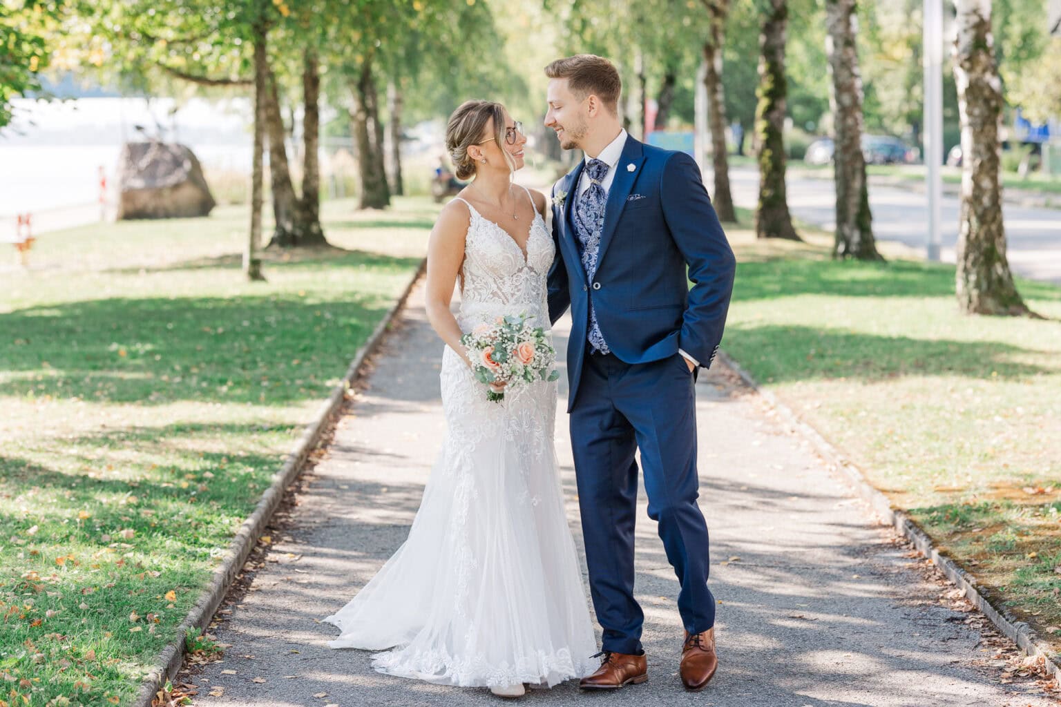 Hochzeit Presshaus Aschach – Brautpaar beim Shooting in der Birkenallee