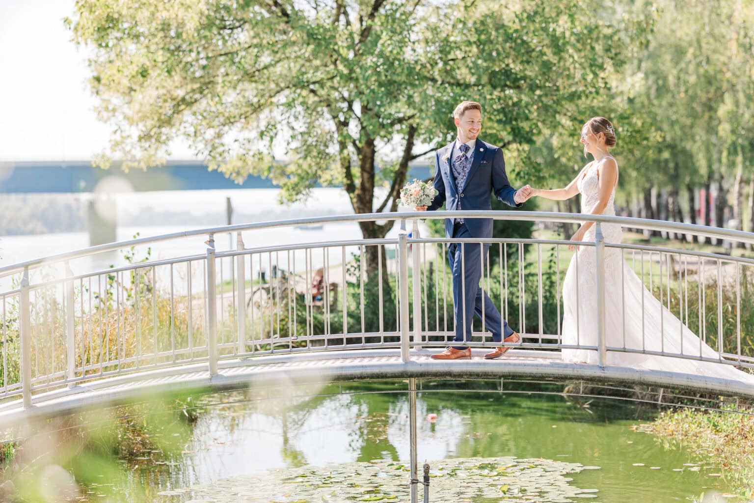 Hochzeit Presshaus Aschach – Brautpaar auf der Brücke am Teich im Park