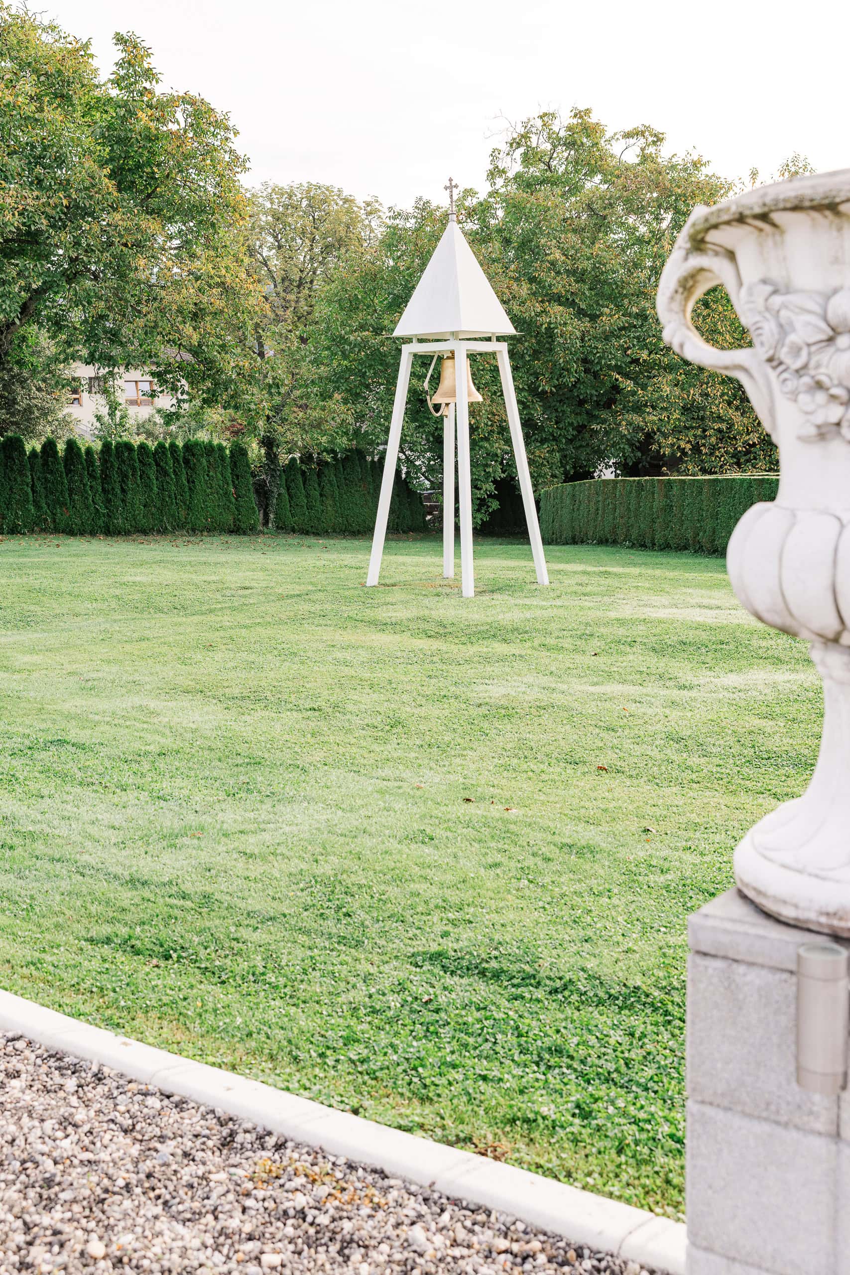 Hochzeit Presshaus Aschach – Hochzeitsglocke im Garten der Location