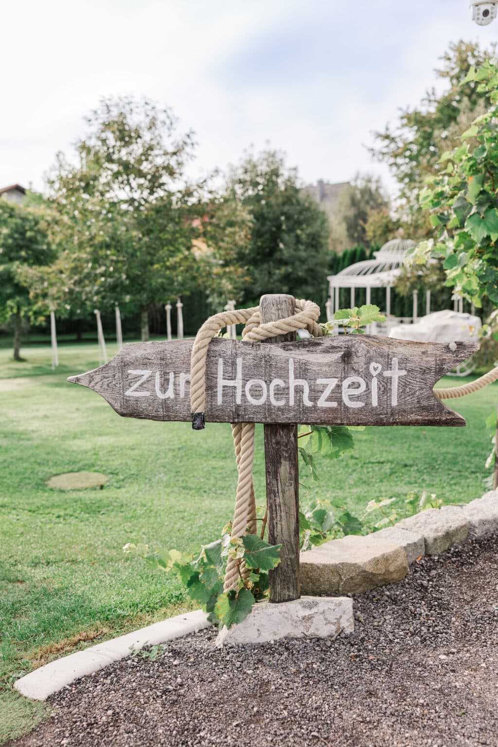 Hochzeit Presshaus Aschach – Wegweiser im Garten für die Hochzeitsgäste