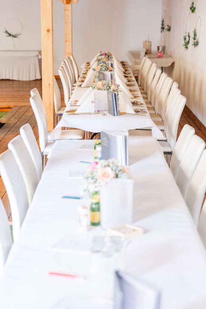 Hochzeit Presshaus Aschach – festlich dekorierter Brauttisch im Gastgarten