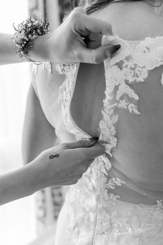 Verziertes Brautkleid wird angezogen