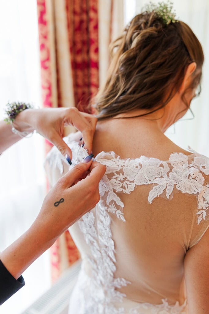 Brautkleid Ankleiden mit Blumenspitze