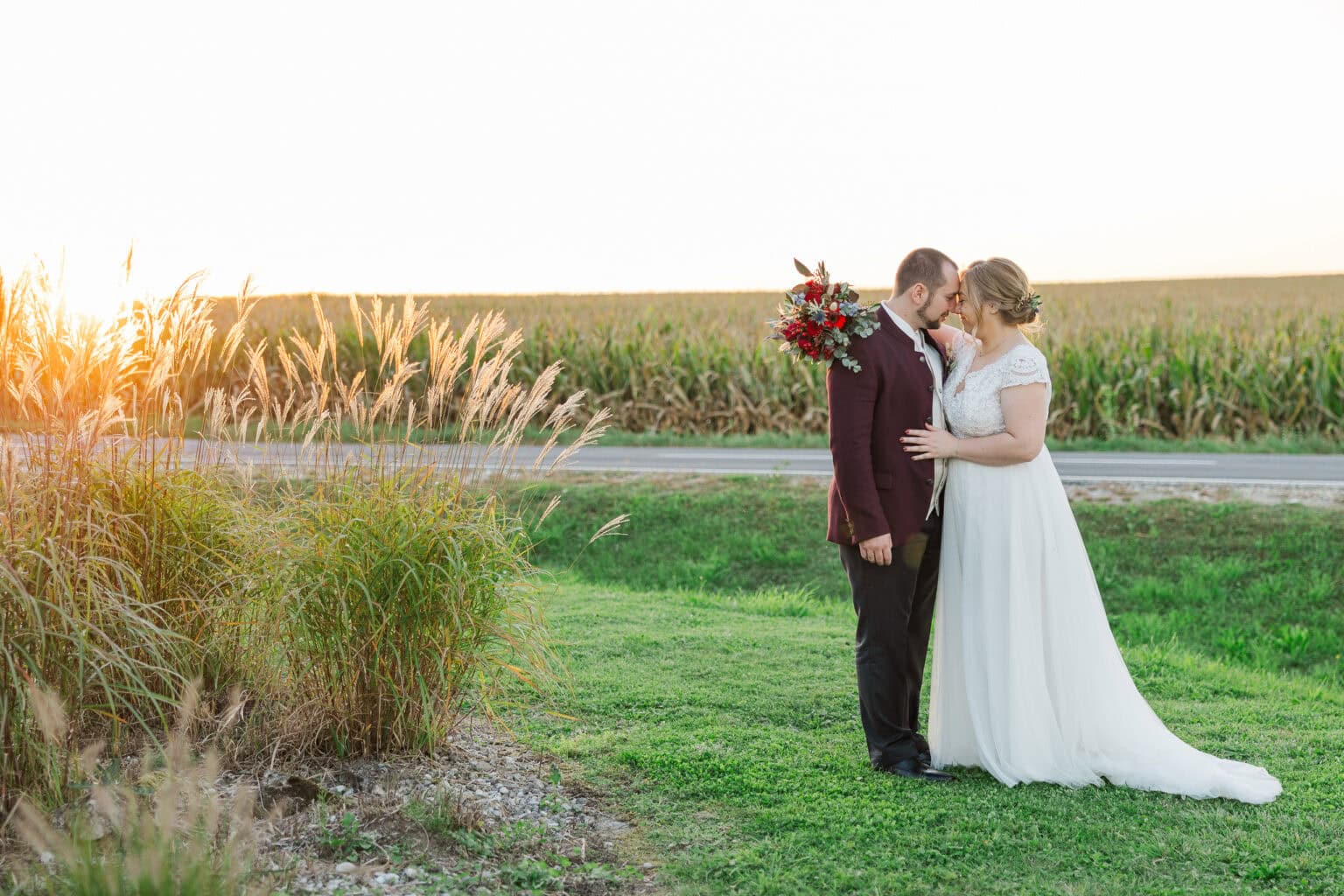 hochzeit grafhaidergut brautpaar im sonnenuntergang