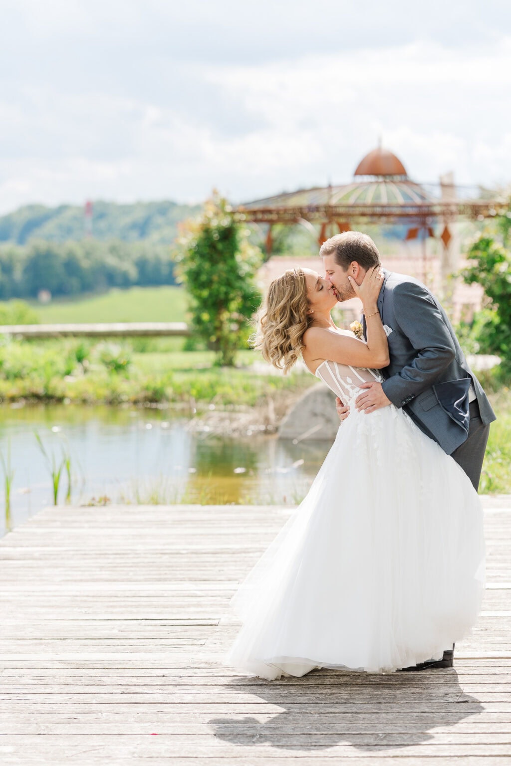 hochzeit hoamat brautpaar am see