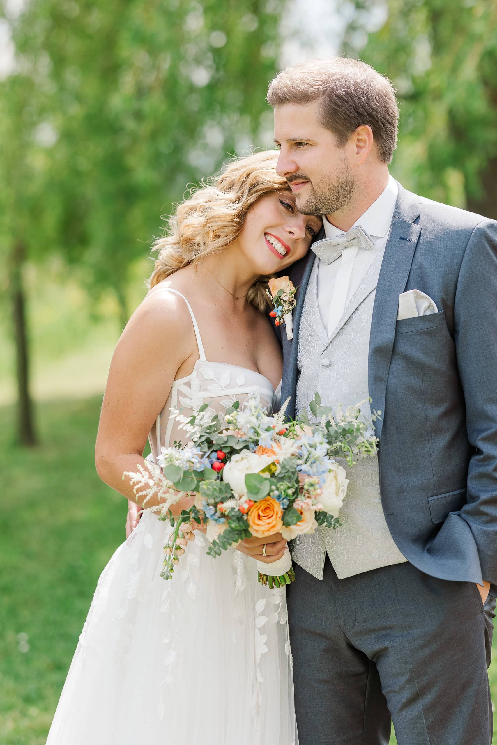 hochzeit hoamat brautpaar kuschelnd