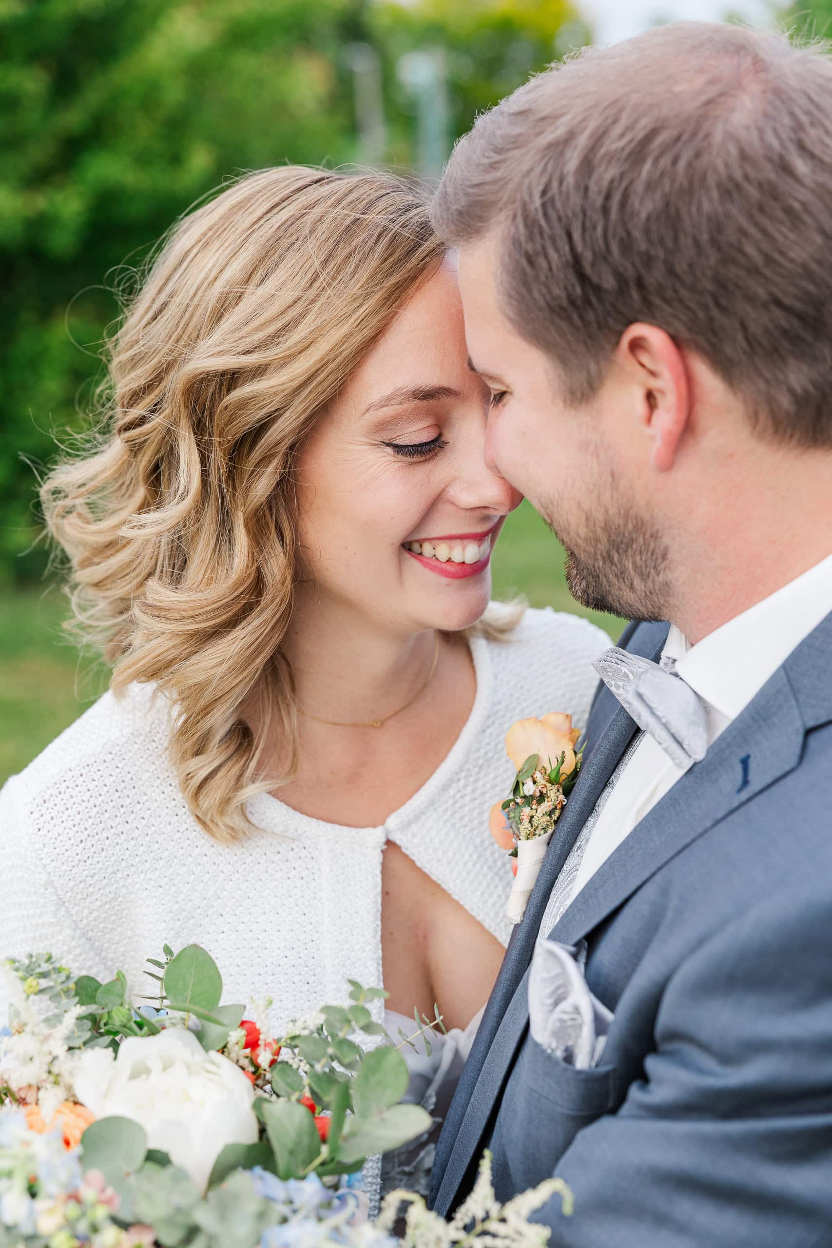 hochzeit hoamat brautpaar stirn an stirn