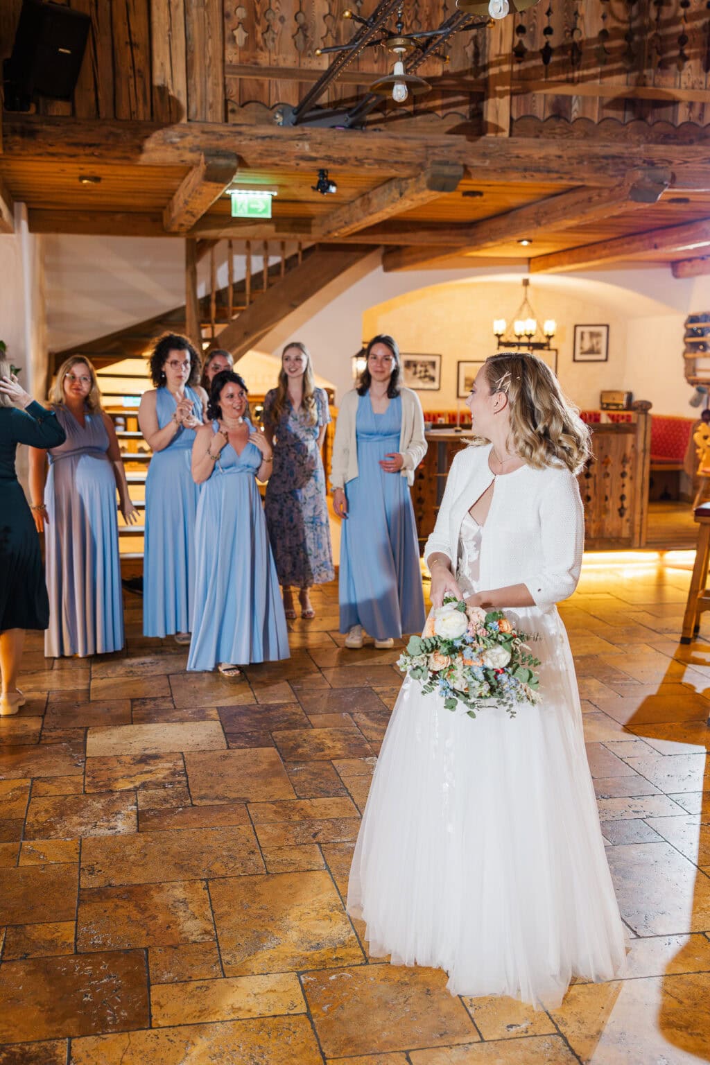 hochzeit hoamat brautstrauss werfen