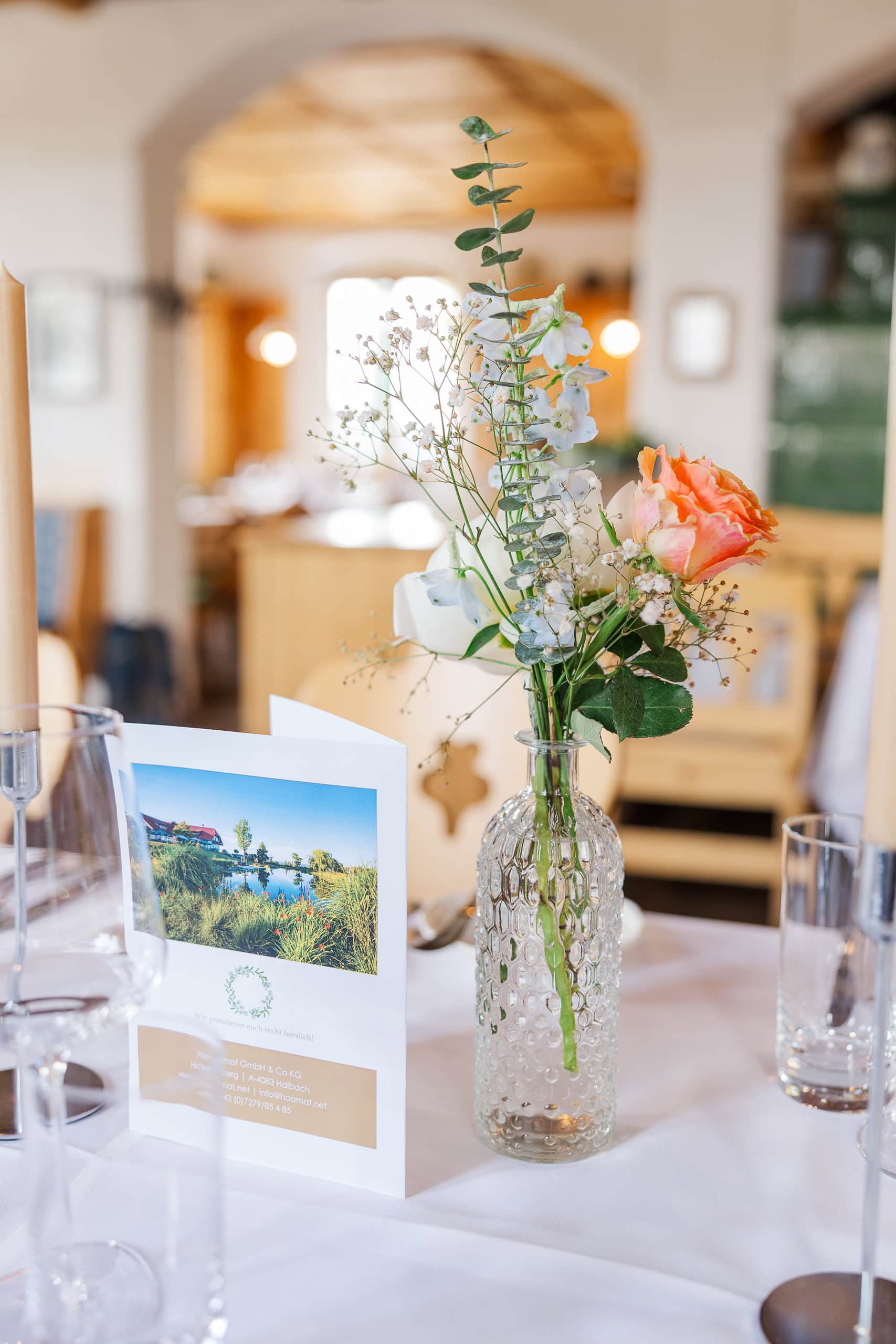 hochzeit hoamat tisch deko blumen