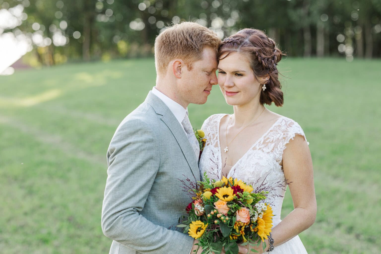 hochzeit hofbuehne tegernbach brautpaar shooting wiese