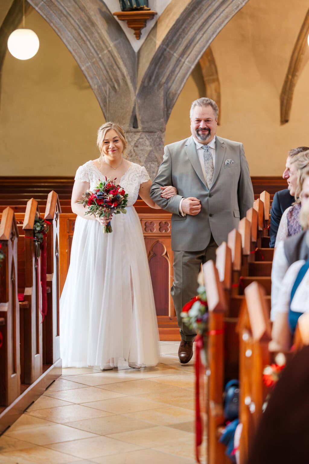 hochzeit kirche eberstalzell braut mit vater