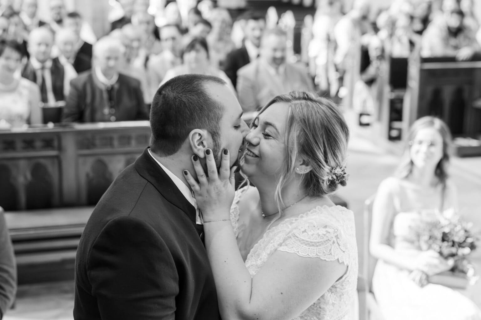 hochzeit kirche eberstalzell erster kuss