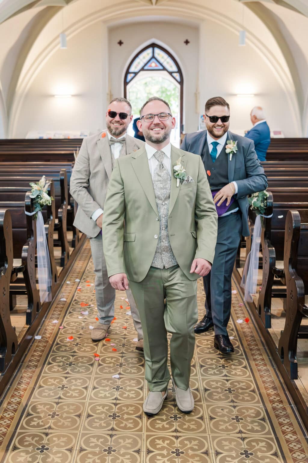 hochzeit kirche traun einzug flowerboys