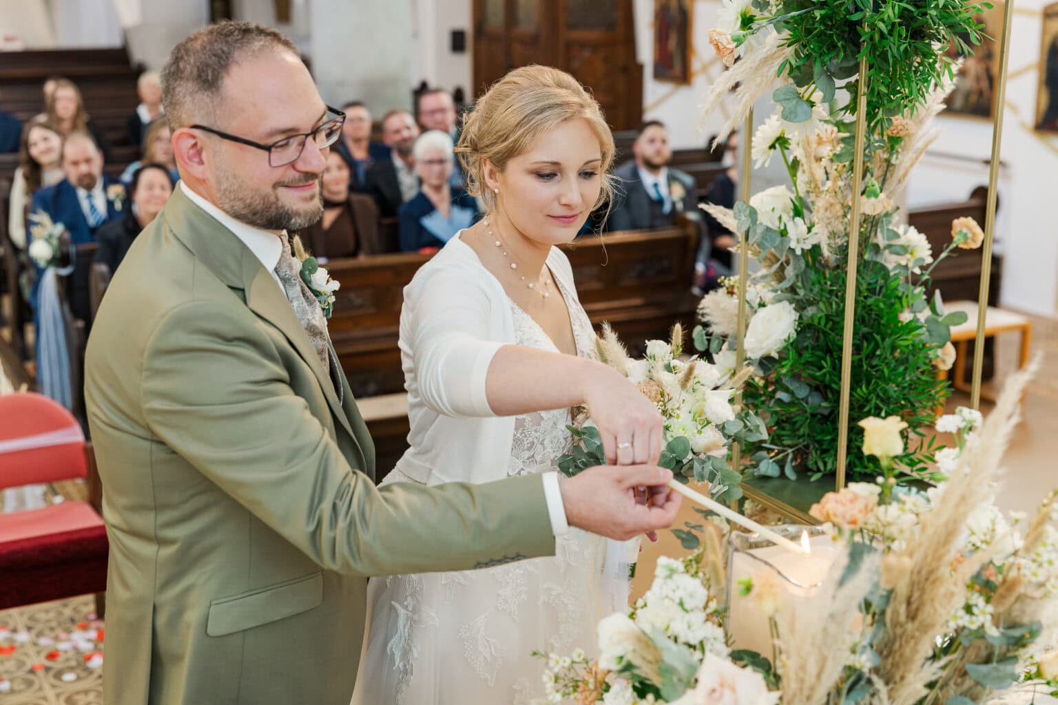 hochzeit kirche traun kerze anzuenden