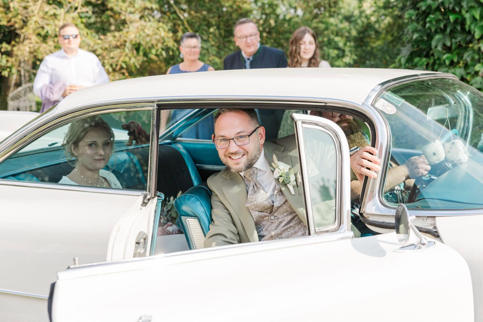 hochzeit oberbauergut braeutigam ankunft mit brautauto