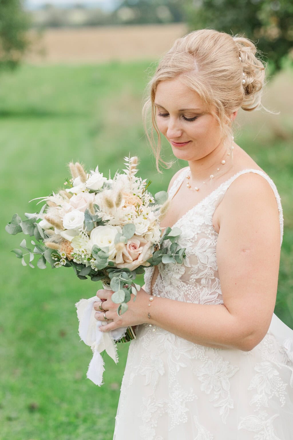 hochzeit oberbauergut braut mit brautstrauss
