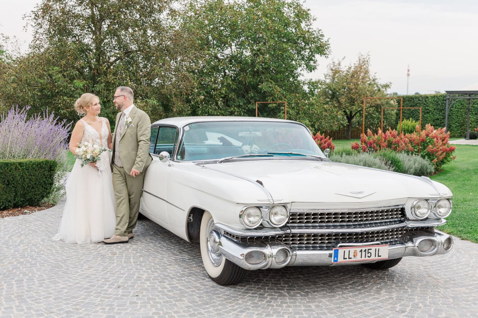 hochzeit oberbauergut brautpaar mit brautauto cadillac