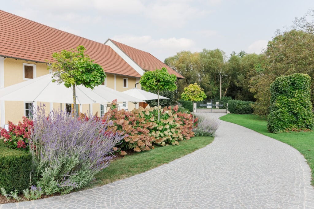 hochzeit oberbauergut garten 02