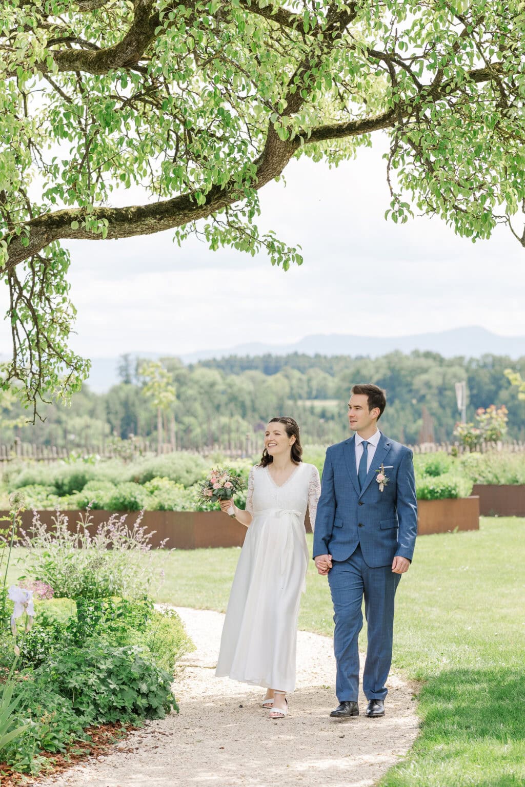 hochzeit schiefermair brautpaar unter baum