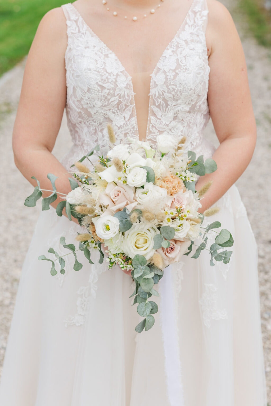 hochzeit schloss traun braut mit brautstrauss