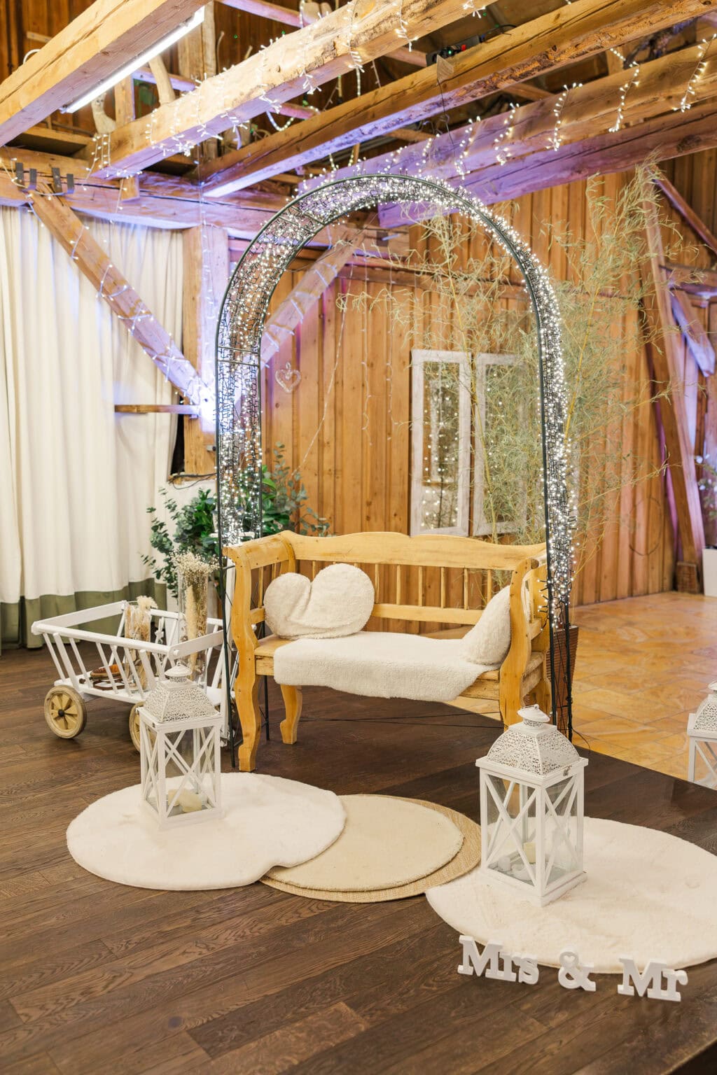 Hochzeit Stadlerhof Wilhering – Romantische Sitzgelegenheit im  Feststadel