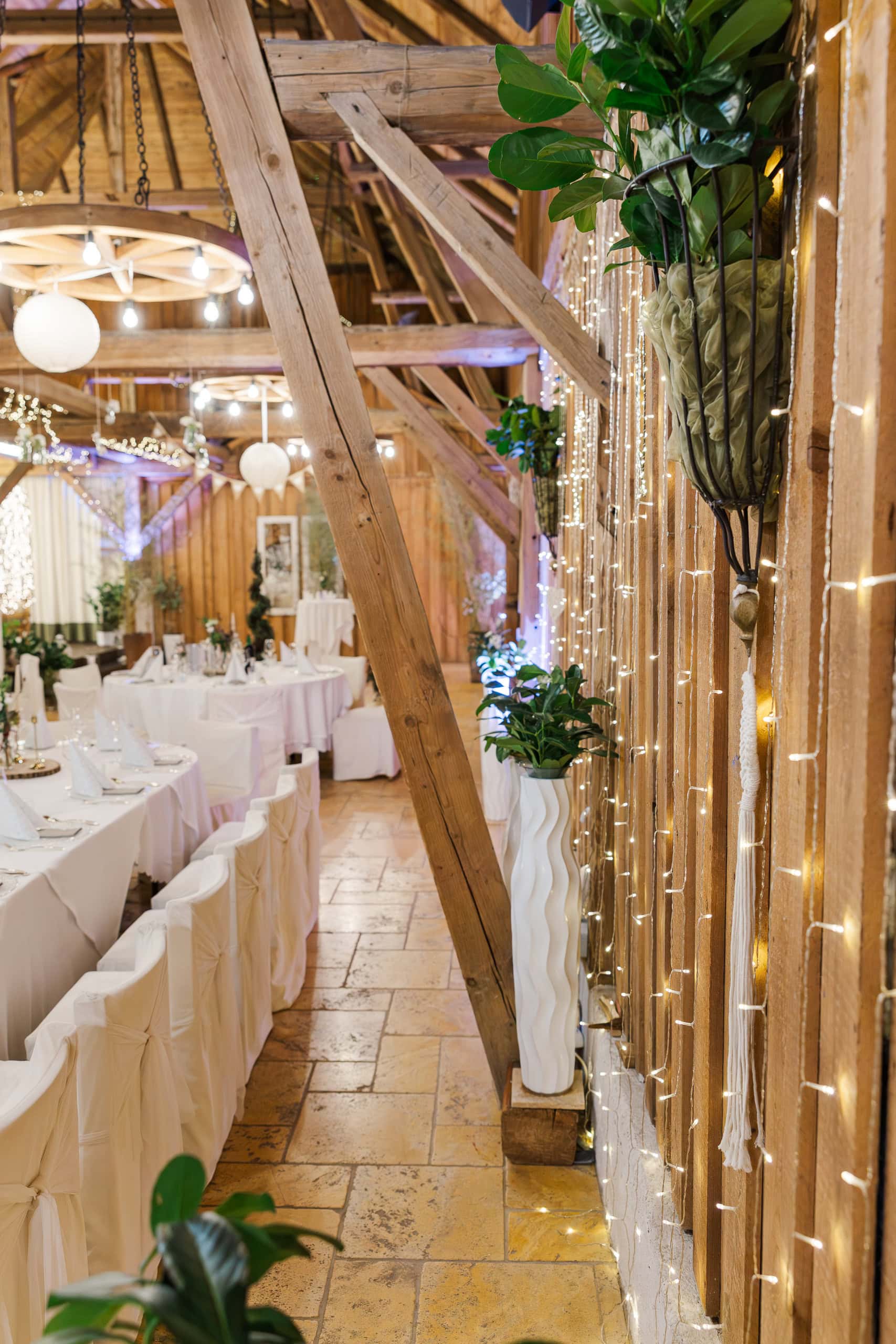 Hochzeit Stadlerhof Wilhering – Detailaufnahme der Hochzeitsdekoration im Feststadel