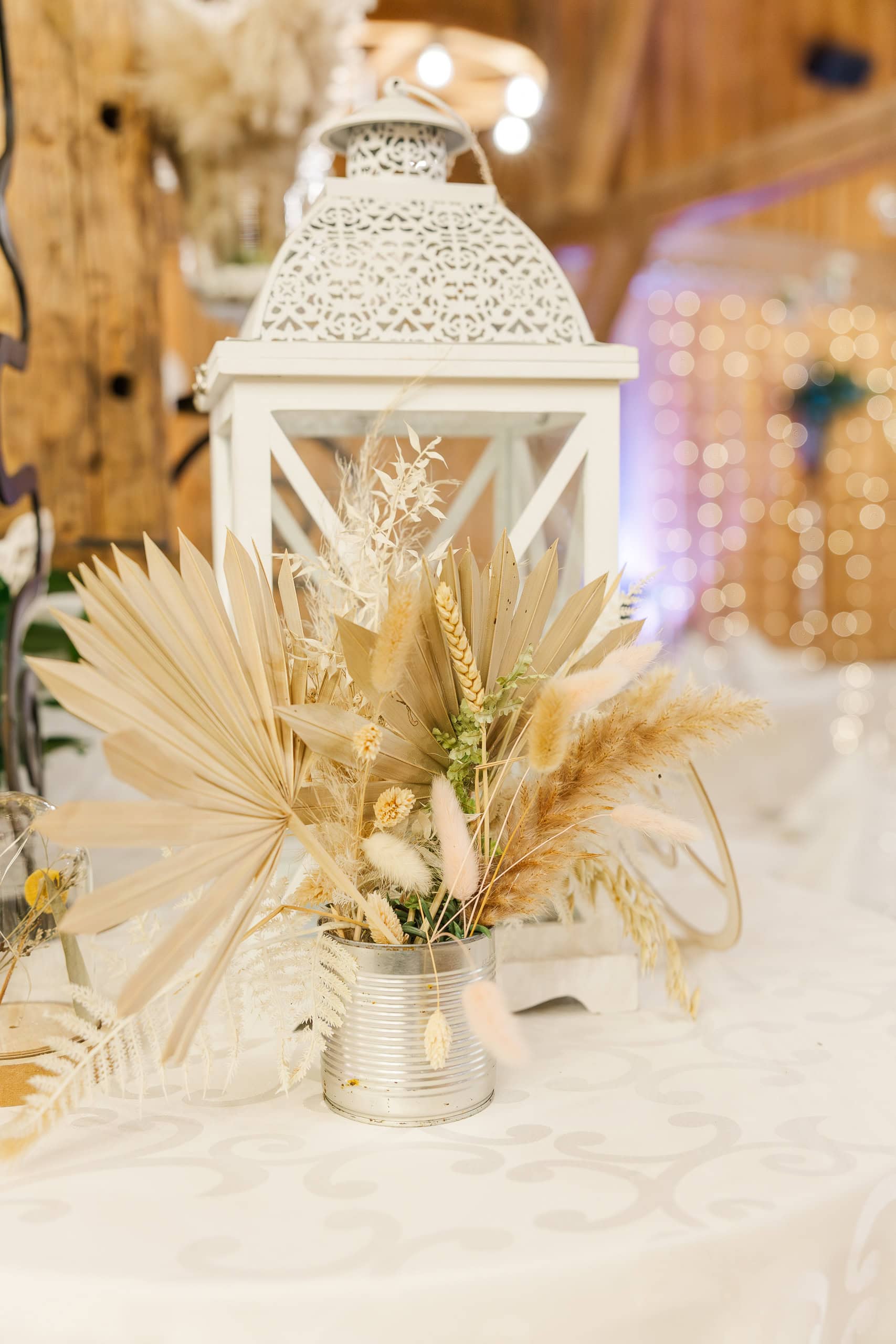 Hochzeit Stadlerhof Wilhering – Detailaufnahme der Hochzeitsdekoration im Feststadel