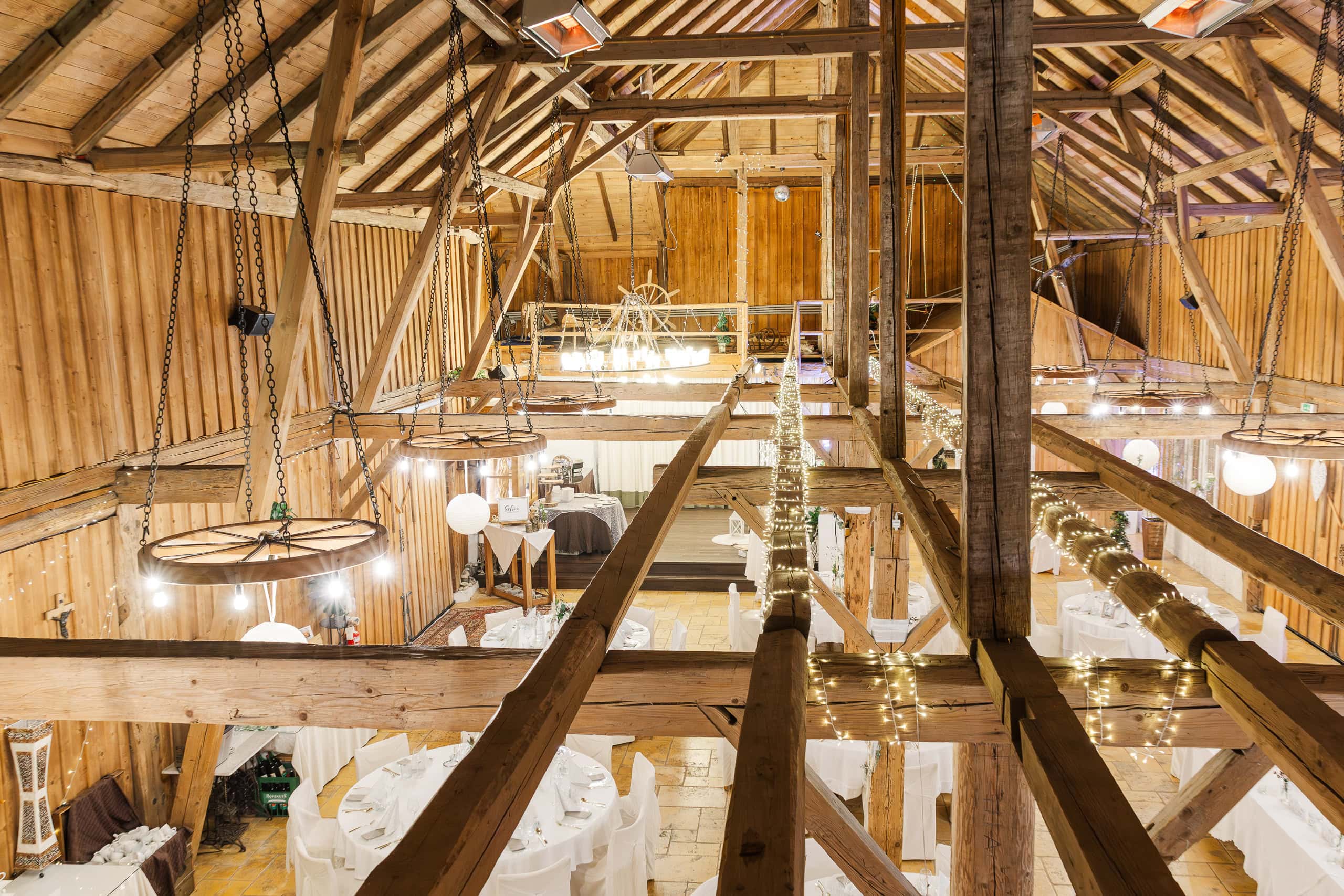 Hochzeit Stadlerhof Wilhering – Blick nach oben in die hohe Decke des Feststadels
