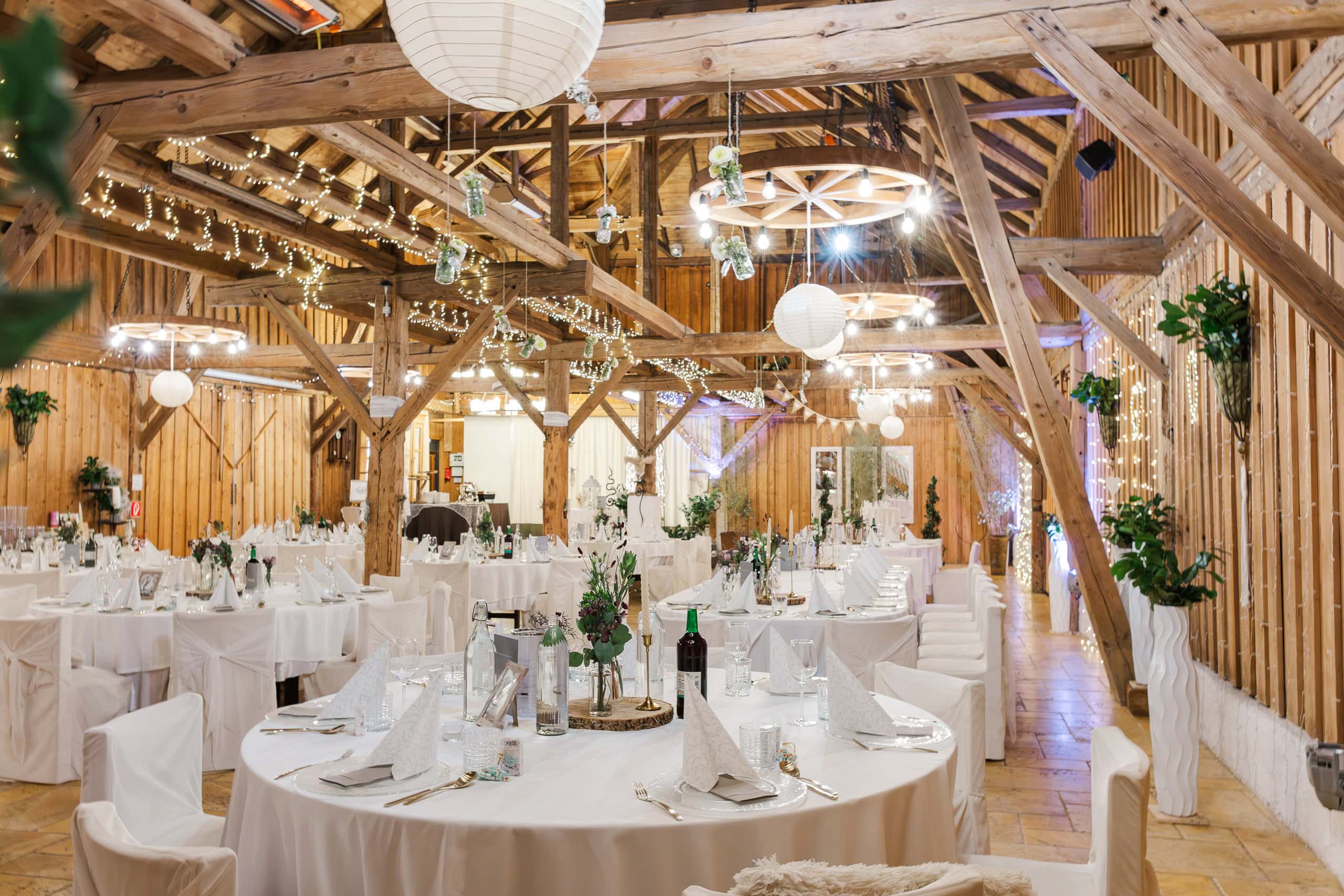 Hochzeit Stadlerhof – festlich geschmückter Feststadel mit Hochzeitstafel