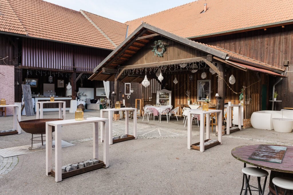 Hochzeit Stadlerhof Wilhering – idyllischer Innenhof für die Agape